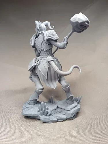 3D статуэтка паладина-дренея Ирель (Yrel) из World of Warcraft, ручная покраска доспехов