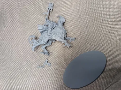 Миниатюра командира Ультрамаринов (Ultramarines Captain) из Warhammer 40000, ручная покраска