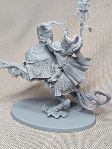 Миниатюра командира Ультрамаринов (Ultramarines Captain) из Warhammer 40000, ручная покраска