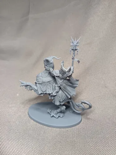 Миниатюра командира Ультрамаринов (Ultramarines Captain) из Warhammer 40000, ручная покраска