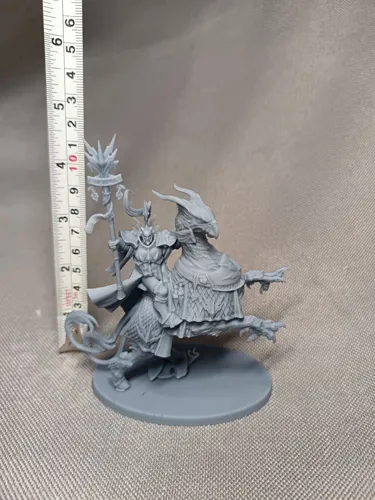 Миниатюра командира Ультрамаринов (Ultramarines Captain) из Warhammer 40000, ручная покраска